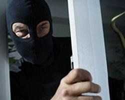 На Тернопільщині нападник у масці завдав сусідці 25 ударів по голові