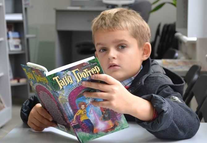 За навчальний рік восьмирічний Дмитрик Щирба «подолав» 10 тисяч сторінок прозових книг!