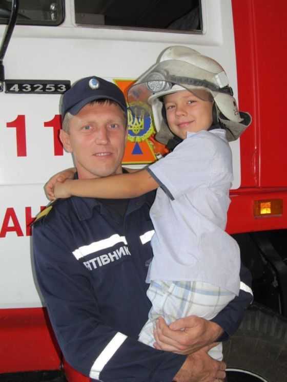 рятувальник ДПРЧ -11 м. Ланівці Андрій Засядко з синочком Артурчиком
