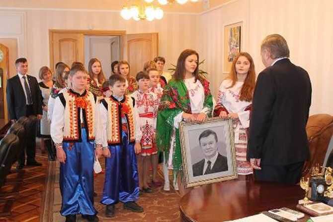 Скандальний портрет Януковича вишивали не діти, а родичка чиновника