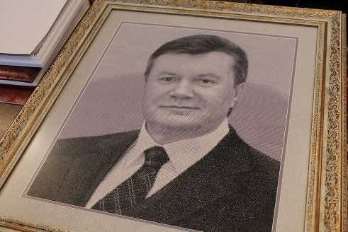 Скалатські школярі вишили Януковича хрестиком