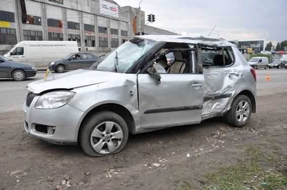  У Тернополі автомобіль збив два світлофори, є загиблі 