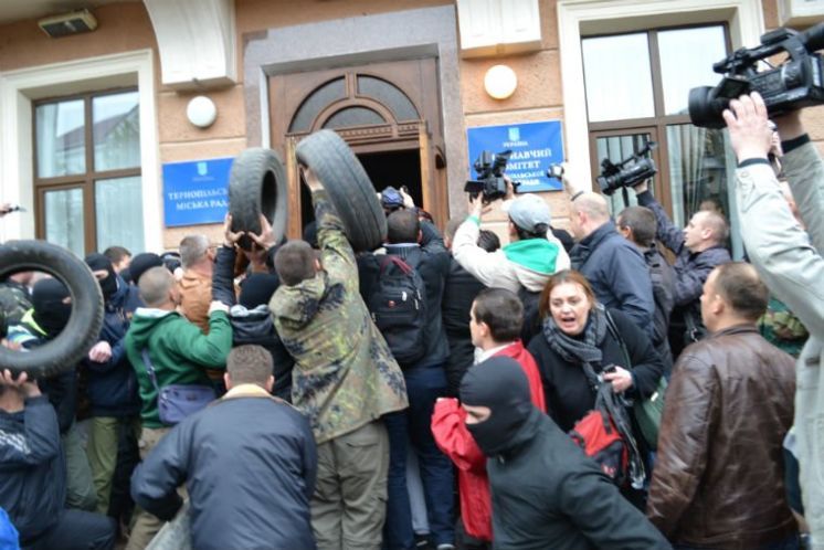 Праведний гнів чи  провокація: у Тернополі штурмували міську раду  