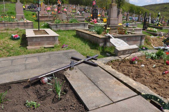 У Великдень на Тернопільщині бузувір потрощив 20 могил 