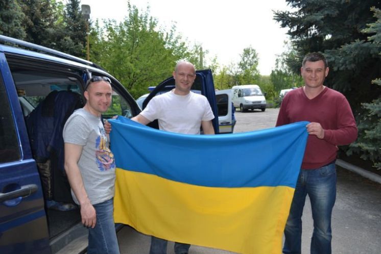Тернополяни завезли на Схід бронежилети та синьо-жовті прапори