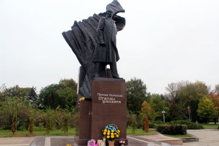 У Тернополі – провокації з пам’ятником Бандері: постамент облили зеленкою