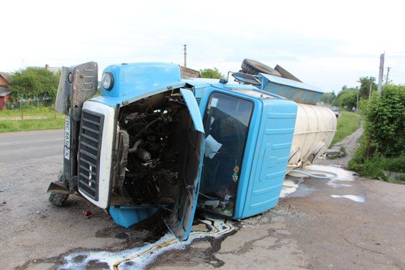 На Тернопільщині вантажівка збила скутер: одна людина загинула, інша - травмована