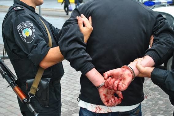 П’яний молодик з водостічною трубою намагався пограбувати банк у Тернополі 