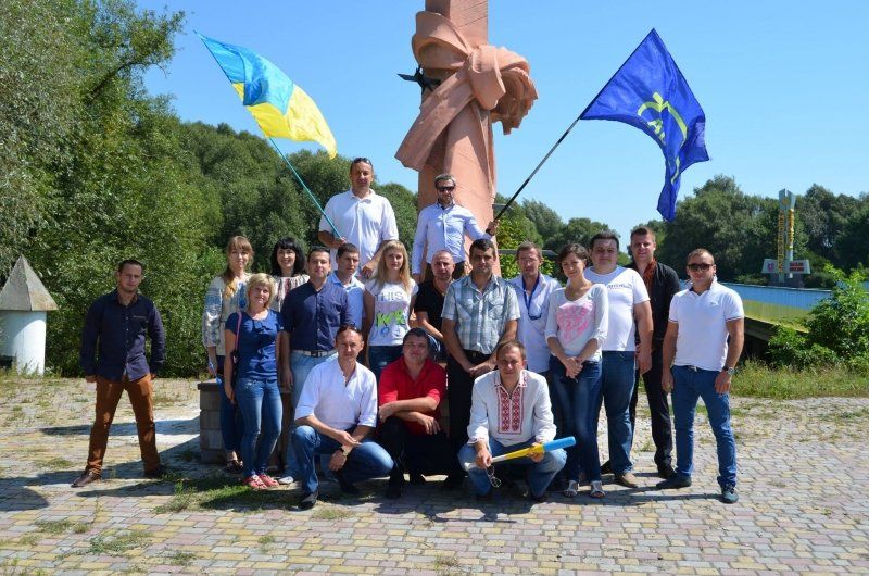 На Тернопільщині в День прапора освятили 60 синьо-жовтих стягів