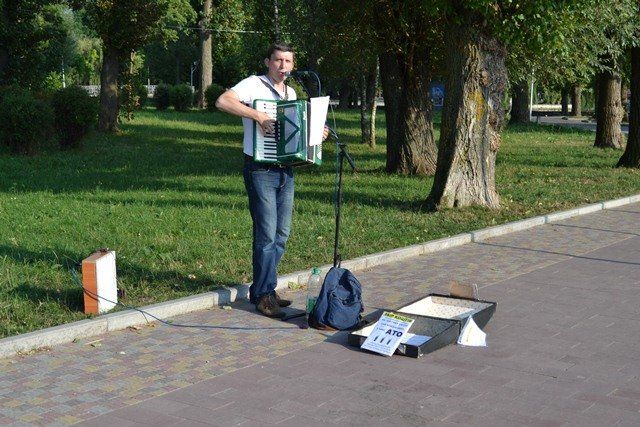 Тернополянин співає, щоб допомогти військовим