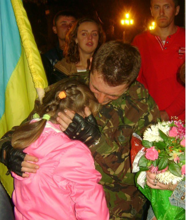   Тернополяни зі сльозами на очах дякували військовим, що повернулись із зони АТО   