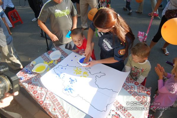 У листах на Схід тернопільські діти малювали веселку й бажали миру 
