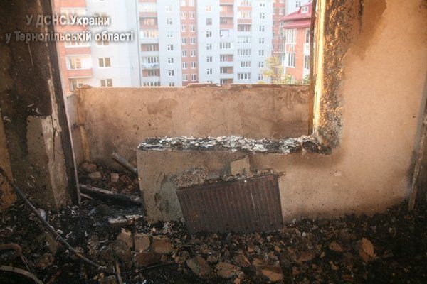 У Тернополі вщент згоріла квартира, але людей вдалося врятувати