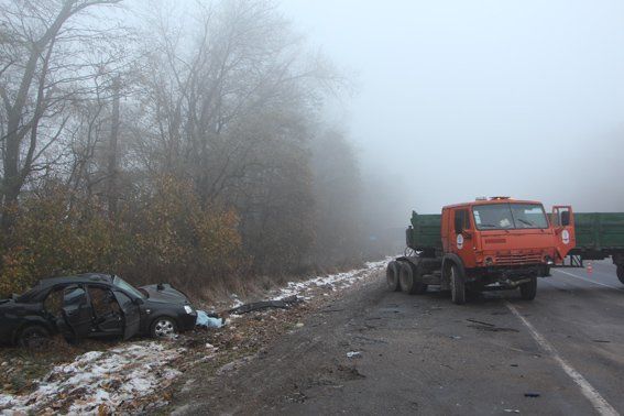 На Тернопільщині легковик врізався у «Камаз»: двоє людей загинули