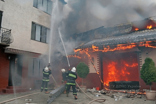 У Тернополі через пожежу в гаражі ледь не згорів житловий будинок 
