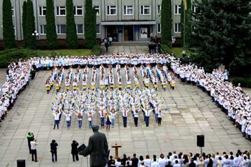Чортківські студенти утворили велетенський прапор