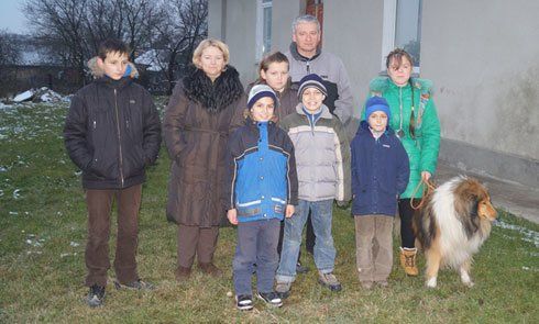 Зігріті любов’ю: священик з Тернопільщини виховує троє власних дітей і п’ятеро прийомних 