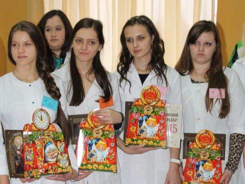 Більше тисячі шоколадок відправили студенти Чортківського медичного коледжу бійцям на війну 