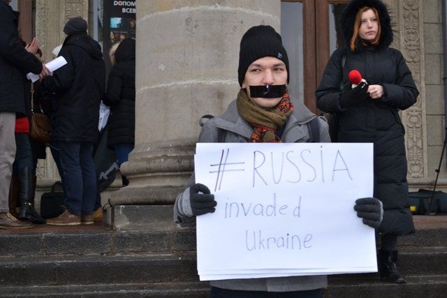 Тернопільська молодь мовчки закликала світ не бути байдужим до війни в Україні