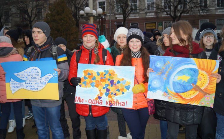 Тернопільські діти, взявшись за руки, просили дорослих про мир і єдність 