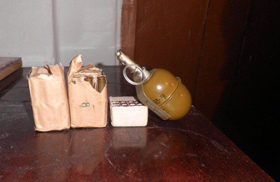 На Тернопільщині селянин зберігав у підсобці бойову гранату та набої до автомата