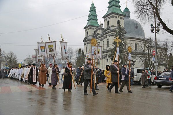 На Марші миру в Тернополі тисячі людей молились за Україну