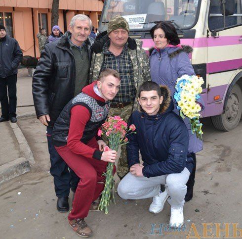 Тернополяни зустрічали Героїв квітами та оплесками (фото)