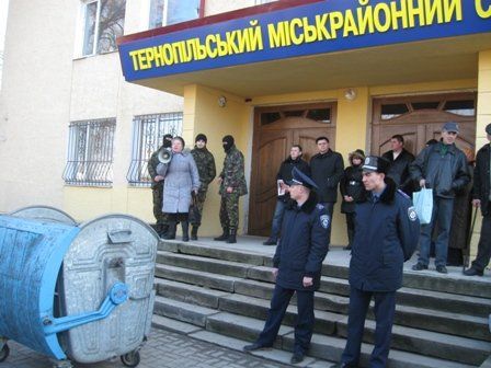 У Тернополі активісти «Правого сектора» пікетують міськрайонний суд