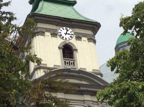 Унікальний годинник у Тернополі дивитиметься на три боки