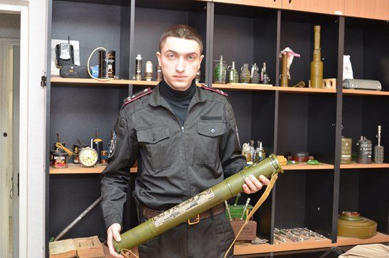 Тернополянин зберігав у гаражі автомат Калашникова і пусковий пристрій до реактивної гранати 