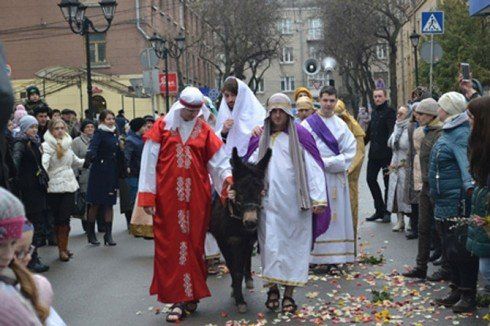 Освячення лози у Тернополі: святковий настрій, дитячі усмішки та Ісус на ослику