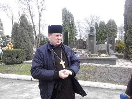Священики закликають тернополян йти на цвинтар з живими квітами