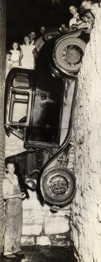 Autoongelukken. Geslipte auto in Kansas City USA valt tussen muur en huis. 1934. Amerika