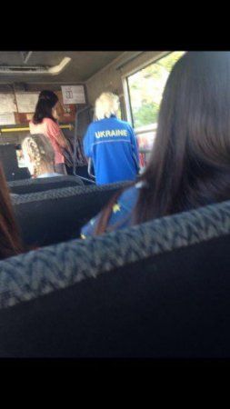 В Луганську жінка шокувала людей в автобусі написом “UKRAINE” (ФОТО)