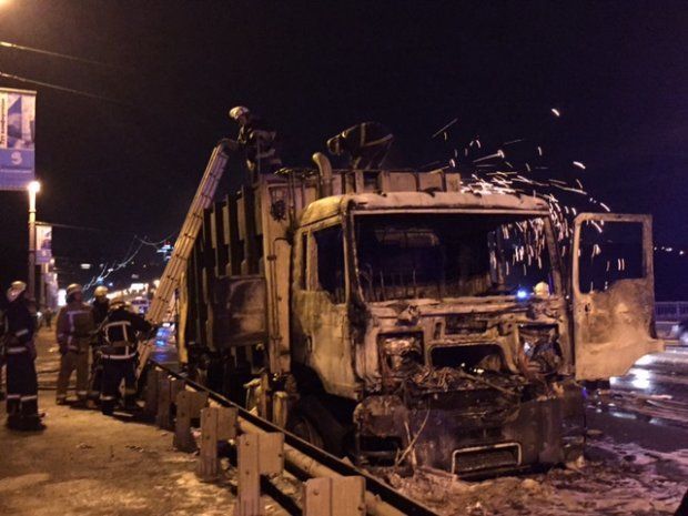 Серйозна пожежа у Києві: вщент згорів сміттєвоз (ФОТО)