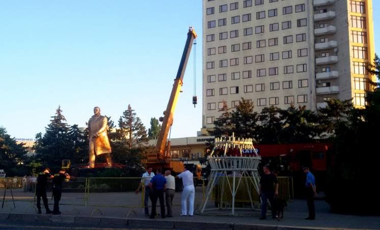 В Іллічівську демонтують пам’ятник Леніну (ФОТО)