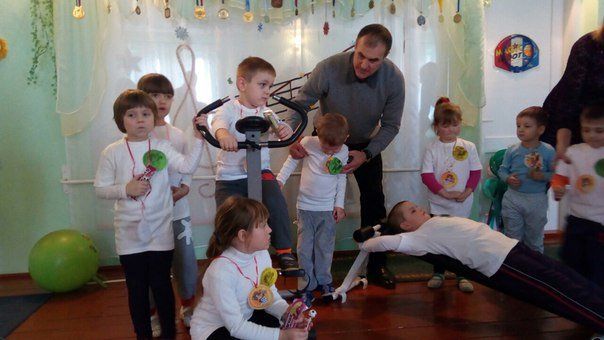 Восьмикратний чемпіон світу Петро Багрій нагородив маленьких «барвінчат» зі Збаражчини (ФОТО)