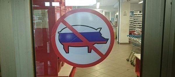У магазинах Франції з’явилися таблички, які забороняють вхід «російським свиням» (ФОТО)