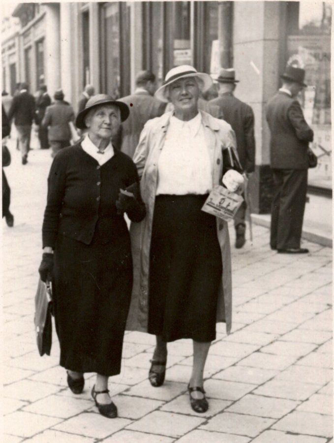 Соломія Крушельницька (праворуч) із рідною сестрою Осипою Бандрівською. Львів, 1939 р.