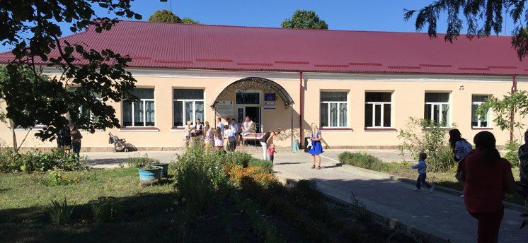 Школа в Тауровi: завершено перекриття даху, вiдремонтовано фасад, встанолено брукiвку.