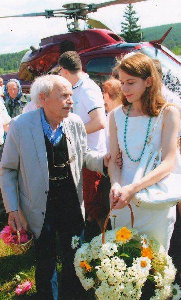 Богдан Гаврилишин з праплемінницею Ганнусею Гаврилишин. Липень 2016 року.
