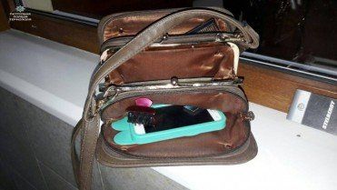 Тернопільські поліцейські на гарячому затримали злодія коли той копирсався у викраденій сумочці (ФОТО)