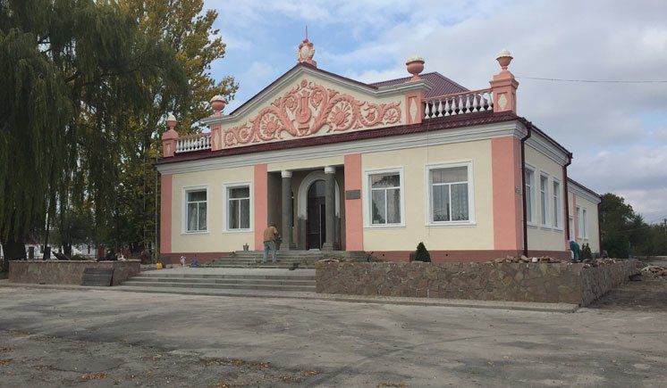 Вiдреставрований будинок культури у Козловi.