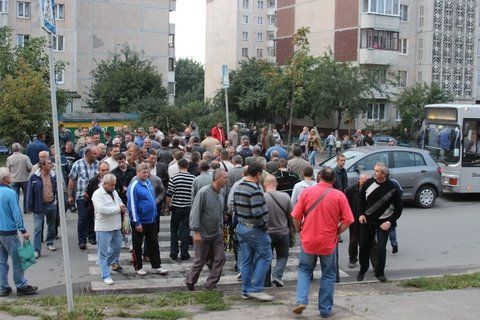 Вересень 2013 року. Члени кооперативу перекрили вулицю Курбаса на знак протесту проти дій міської влади.
