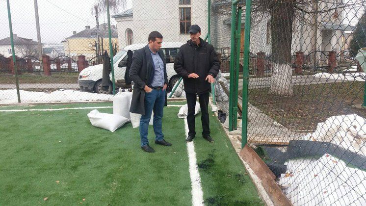 Тарас Юрик у Пiдгаєцькому районі,  де завершують оснащувати футбольний майданчик.