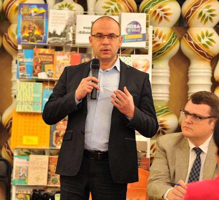 Юрiй Юрик та Iгор Степурiн, засновник видавництва  Саммiт-Книга пiд час  обговорення  нової моделі бібліотек.