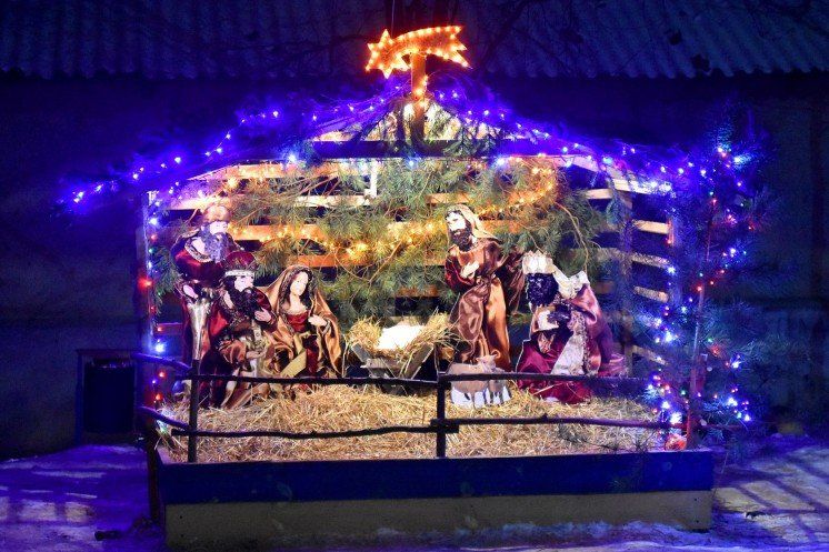 Житель містечка на Теронопільщині  спорудив Різдвяну шопку на подвір’ї (ФОТО)