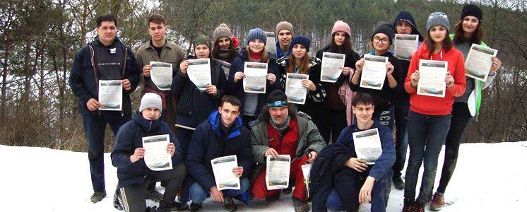 Активіст громадського руху «Вільний Дністер» Борис Гора  і тернопільські студенти, які також виступають проти знищення річки.