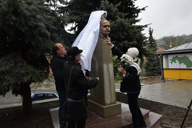 У Чорткові відкрили пам'ятник відомому письменнику (фото)