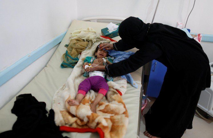 Дитина, хвора на холеру та її мама. Фото: Reuters